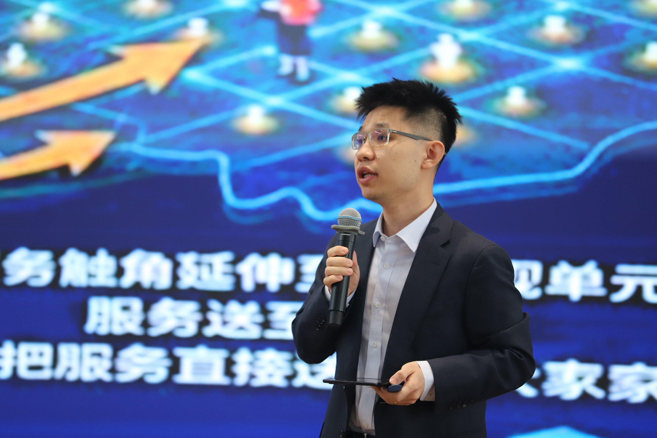 4.区政务服务办陈辉旸介绍“政企同行・有需必应”工作机制政策.jpg