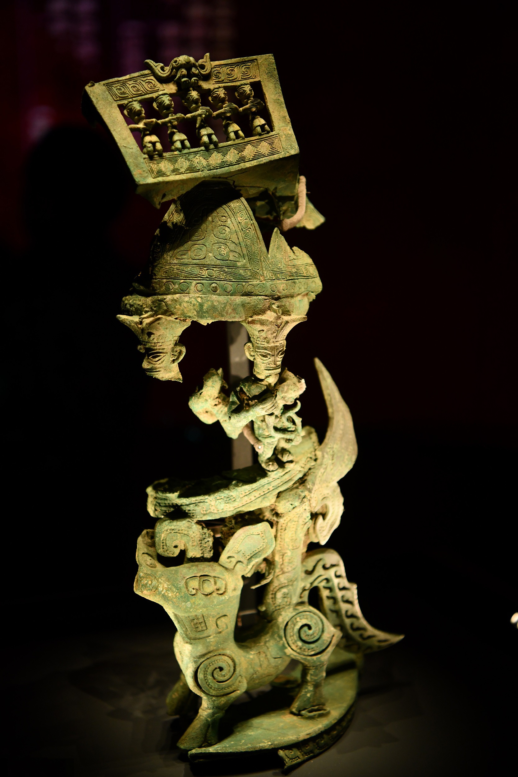 张浪摄(视觉中国)在肃肃神宫展区,首次展出的青铜神坛(残件)吸引了