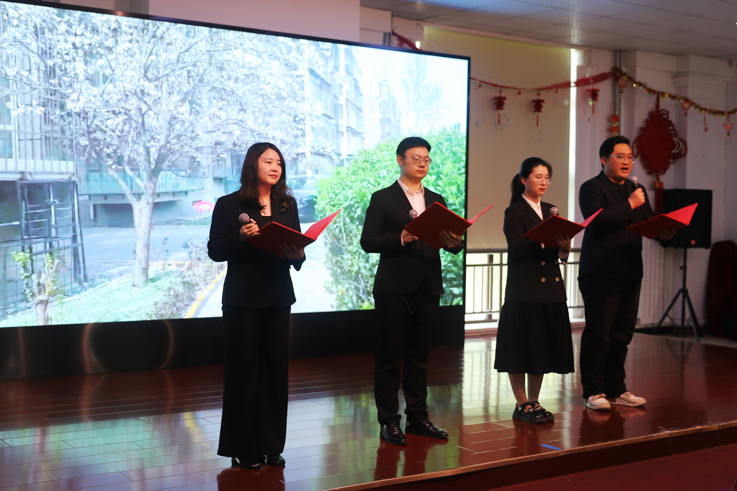 4.铁东路街“慧景园社区宣讲团”成员李蔚泽 张昊翔 王津会 孙嘉馨.jpg