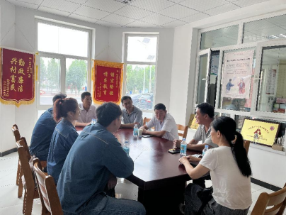 李光（右四）与华电公司项目团队研讨方案.png